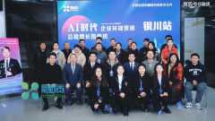 <b>1行业洞察：AI培训市场的两极分化2025年</b>